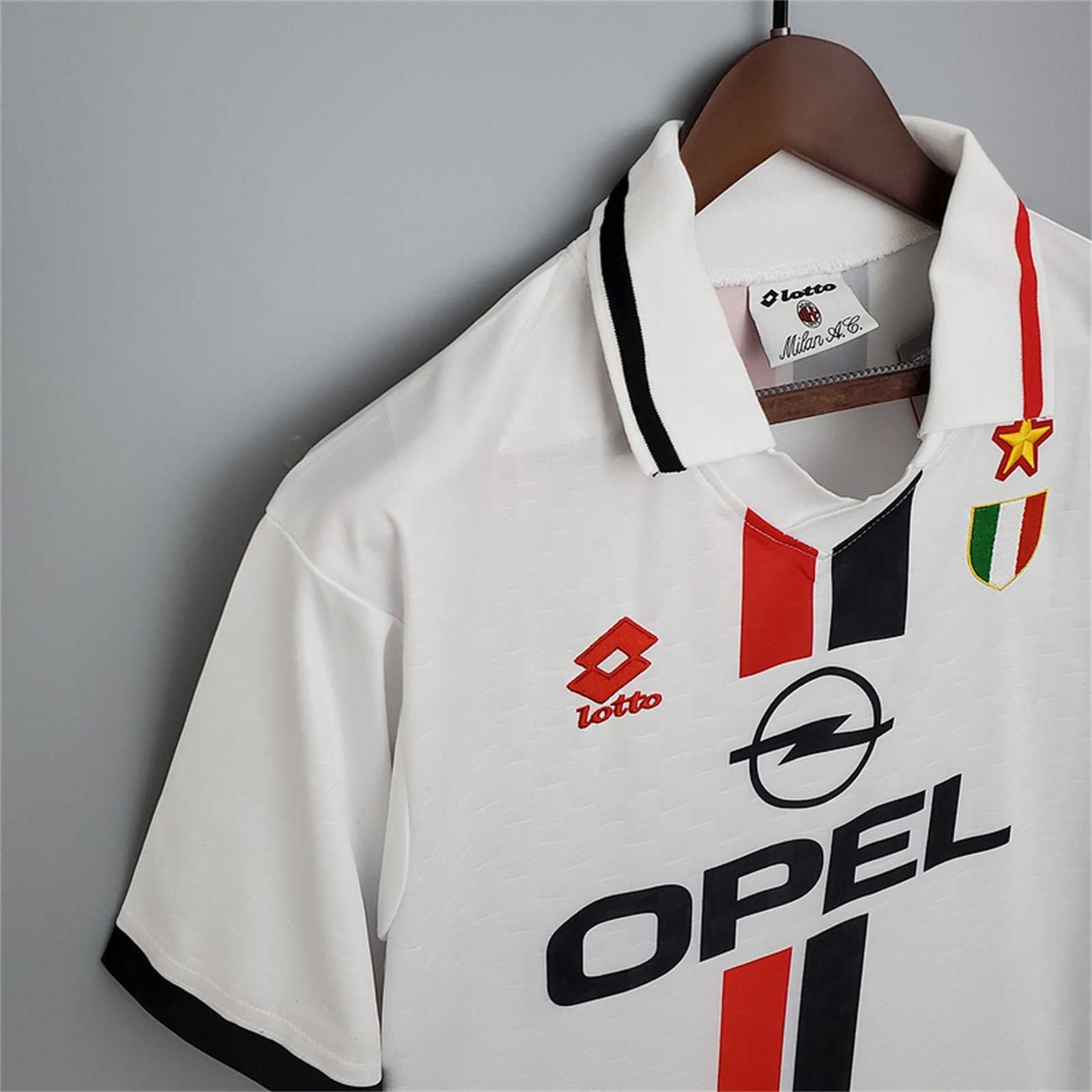 polo_bianco_e_dello_Scudetto_ricamato_su_kit_Milan_1996_97.jpg